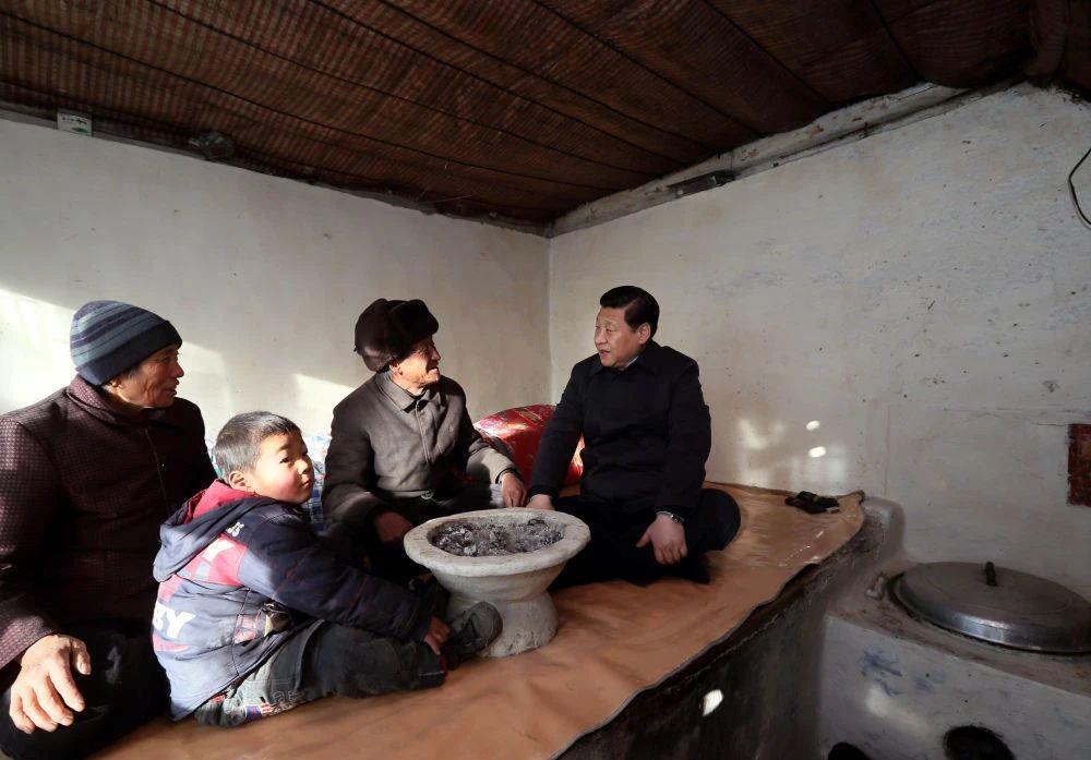 △2012年12月30日，在河北省阜平縣龍泉關(guān)鎮(zhèn)駱駝灣村，習(xí)近平總書記看望唐榮斌老人一家。