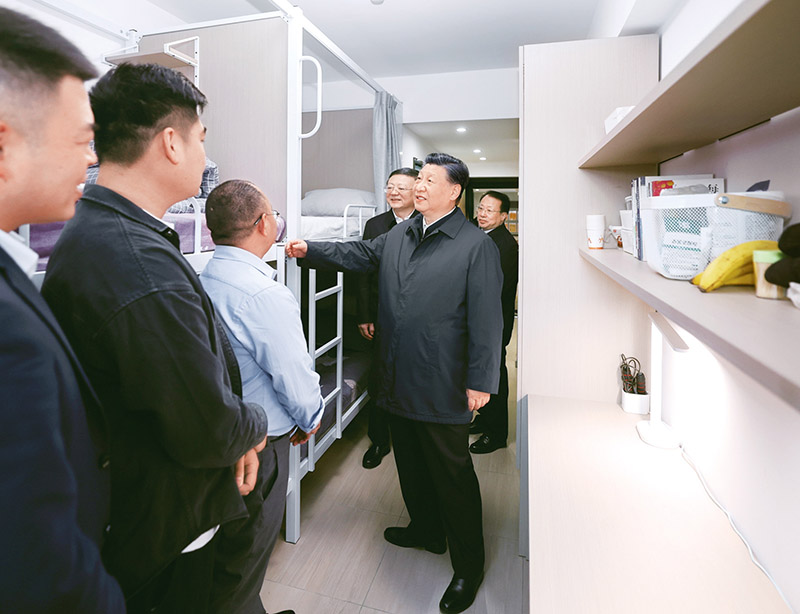 2023年11月28日至12月2日，中共中央總書記、國家主席、中央軍委主席習(xí)近平在上海考察。這是11月29日下午，習(xí)近平在閔行區(qū)新時(shí)代城市建設(shè)者管理者之家考察時(shí)，在社區(qū)宿舍型出租房源租戶的住房，了解在此居住的城市一線工作者的生活狀況。 新華社記者 鞠鵬/攝