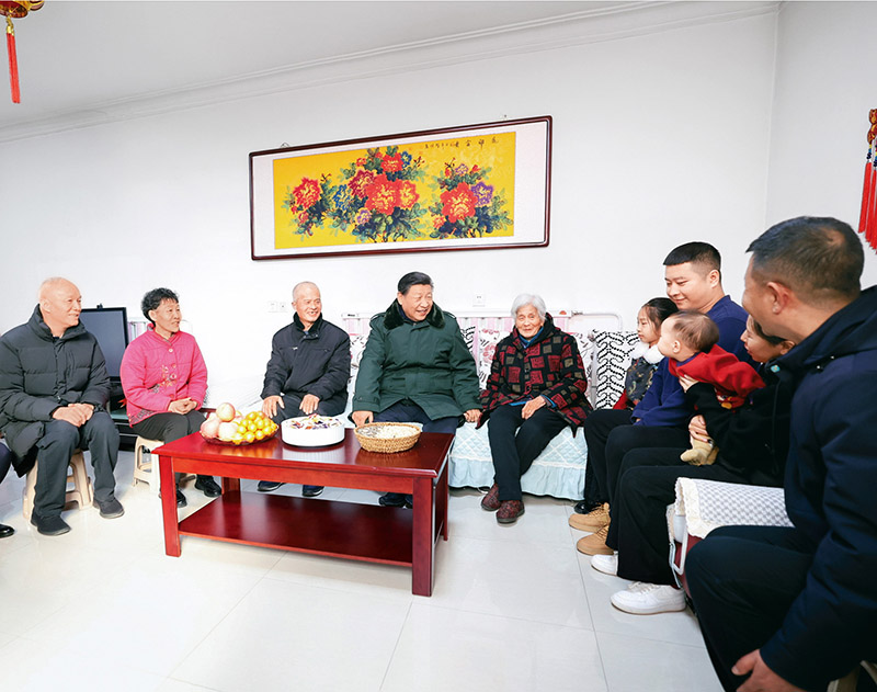 2024年2月1日至2日，中共中央總書記、國家主席、中央軍委主席習(xí)近平來到天津，看望慰問基層干部群眾。這是1日上午，習(xí)近平在西青區(qū)辛口鎮(zhèn)第六埠村考察時(shí)，同村民杜洪剛一家人親切拉家常。 新華社記者 鞠鵬/攝