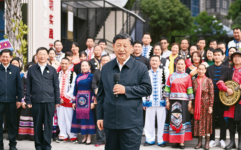 2023年12月14日至15日，中共中央總書記、國家主席、中央軍委主席習(xí)近平在廣西考察。這是14日上午，習(xí)近平在南寧市良慶區(qū)蟠龍社區(qū)考察時(shí)，同社區(qū)各族群眾親切交流。 新華社記者 燕雁/攝