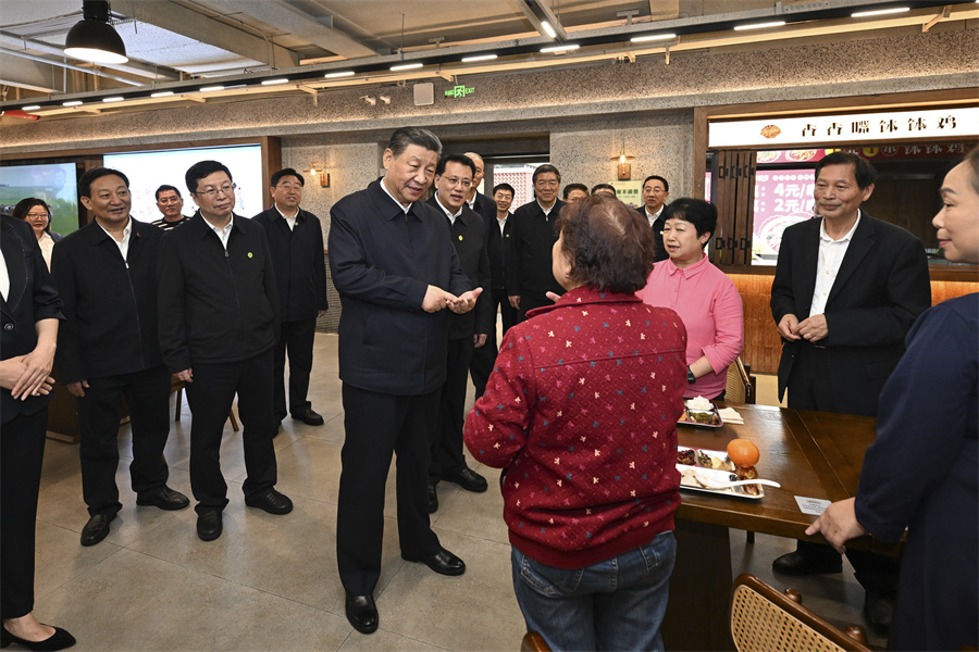 2024年4月22日下午，習(xí)近平在九龍坡區(qū)謝家灣街道民主村社區(qū)考察時(shí)，同正在社區(qū)食堂就餐的群眾親切交流。新華社記者 謝環(huán)馳 攝