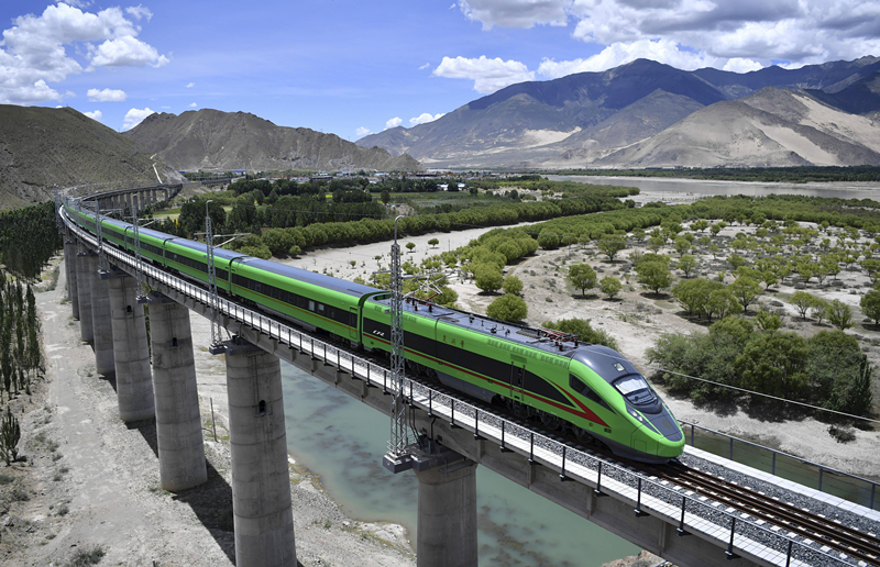 2022年6月22日，復(fù)興號列車行駛在西藏山南境內(nèi)。