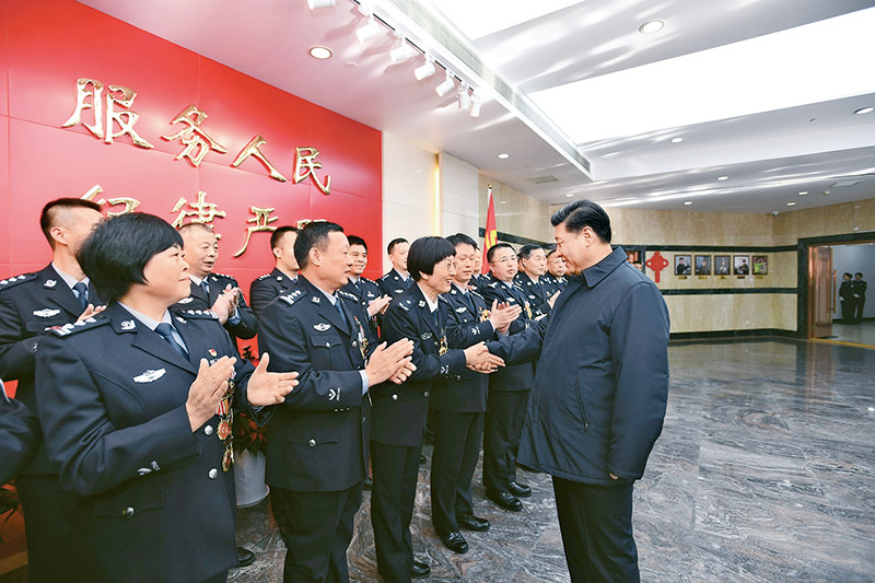 2019年2月1日，習(xí)近平總書記在北京看望慰問(wèn)基層干部群眾，考察北京冬奧會(huì)、冬殘奧會(huì)籌辦工作。這是1日上午，習(xí)近平在北京市公安局，同公安英模和干警代表一一握手，向全國(guó)廣大公安干警致以新春祝福。