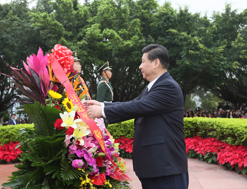 2012年12月8日，習近平在深圳蓮花山公園向鄧小平銅像敬獻花籃。