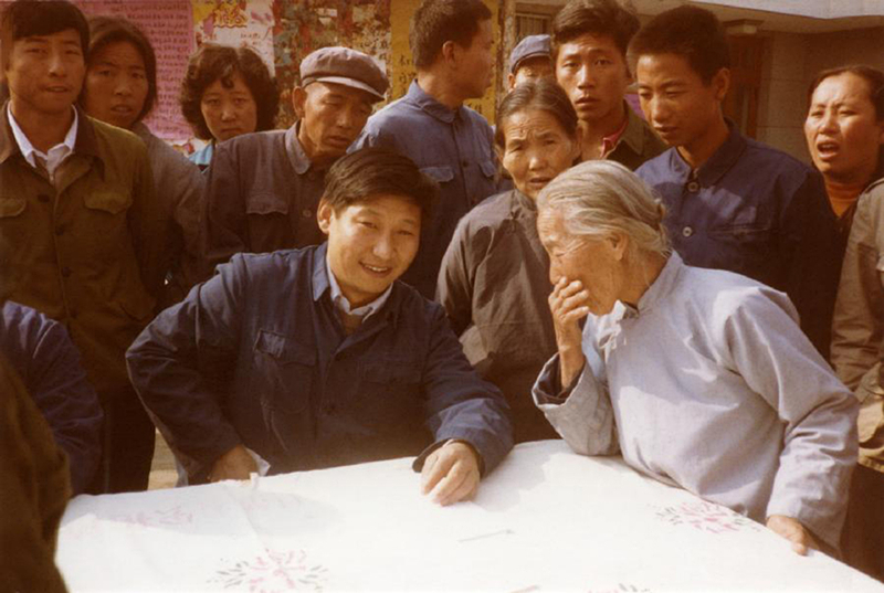1983年，時任河北正定縣委書記的習(xí)近平（前排居中），臨時在大街上擺桌子聽取老百姓意見。