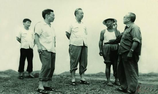 1978年8月，習(xí)仲勛（左三）在廣東惠陽農(nóng)村調(diào)研。在清華大學(xué)讀書的習(xí)近平（左一）利用暑假時間參加社會實踐，隨同父親一起下鄉(xiāng)。