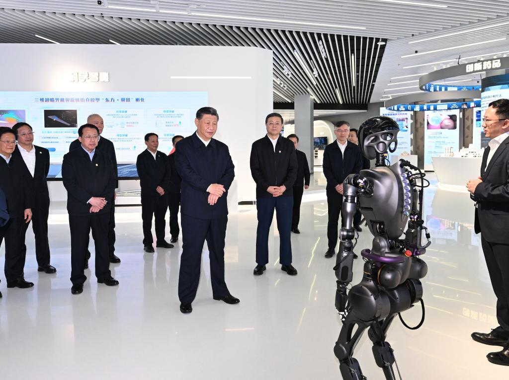 2023年11月28日下午，習(xí)近平在浦東新區(qū)張江科學(xué)城參觀上?？萍紕?chuàng)新成果展。新華社記者 謝環(huán)馳 攝