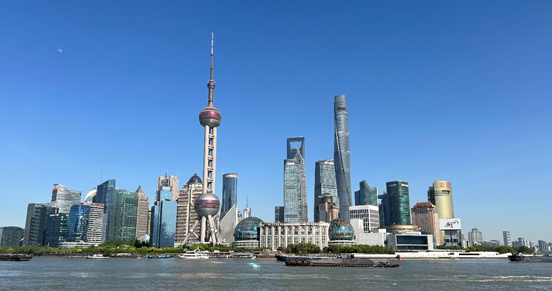 沿蘇州河遠眺陸家嘴城市建筑群。人民網(wǎng) 馬作鵬 攝