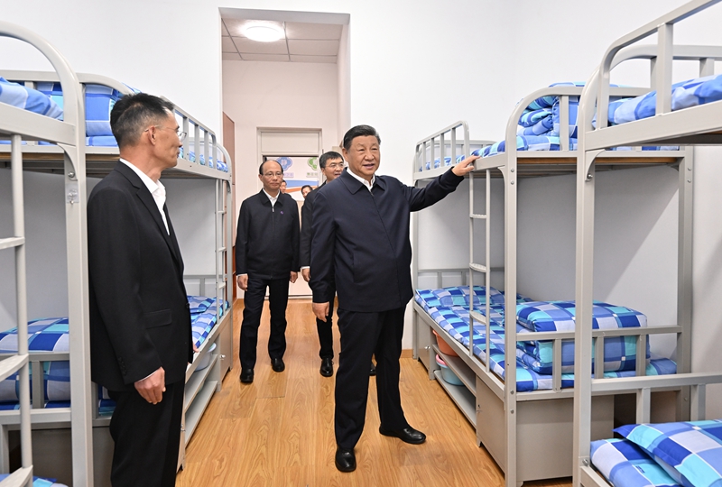 2024年6月18日下午，習(xí)近平總書(shū)記在青海果洛西寧民族中學(xué)宿舍樓察看學(xué)生住宿條件。