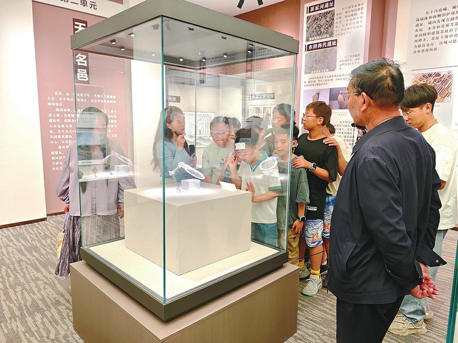 4月24日，學(xué)生與游客相聚于夏縣夏都體育中心文物展廳，共同參與“閱讀+博物館”主題活動，沉浸式感受文化交融的獨特魅力。周明飛攝