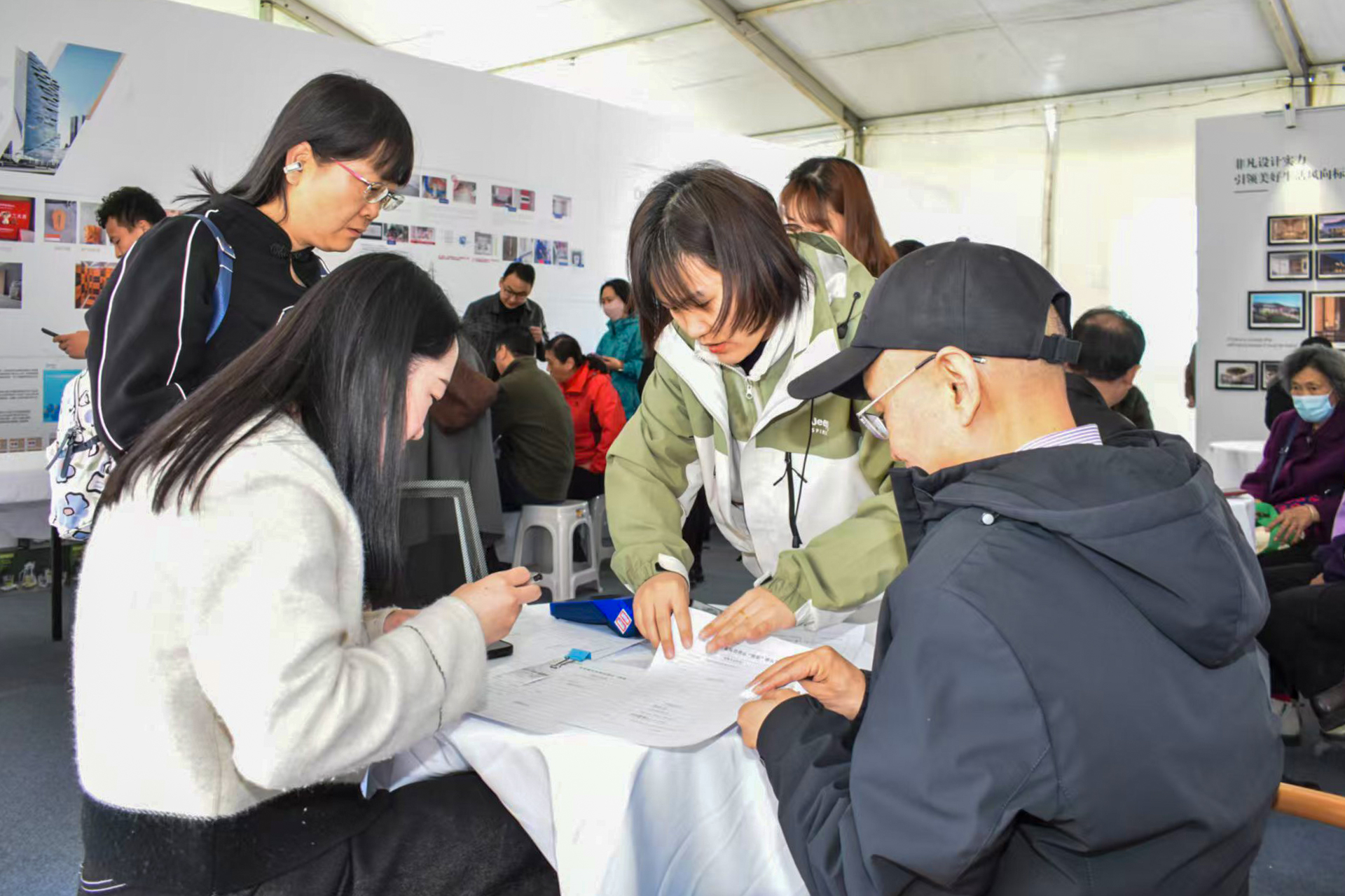 山西省晉城市第二屆家裝“煥新”購物節(jié)活動現(xiàn)場，消費(fèi)者排隊(duì)結(jié)賬。王媛媛攝