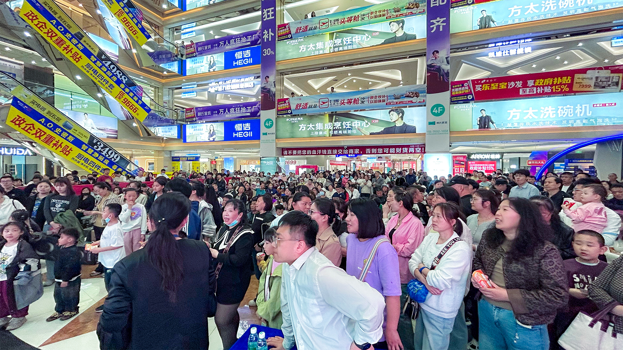 山西省長治市春季家裝煥新消費(fèi)季居然店活動現(xiàn)場。楊偉攝